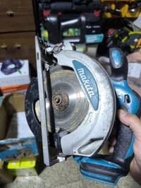 منشار قرصي  نجاري ماكيتا اصلي مستخدم مستخدم وشغال ومابي اي خلل .... تو...