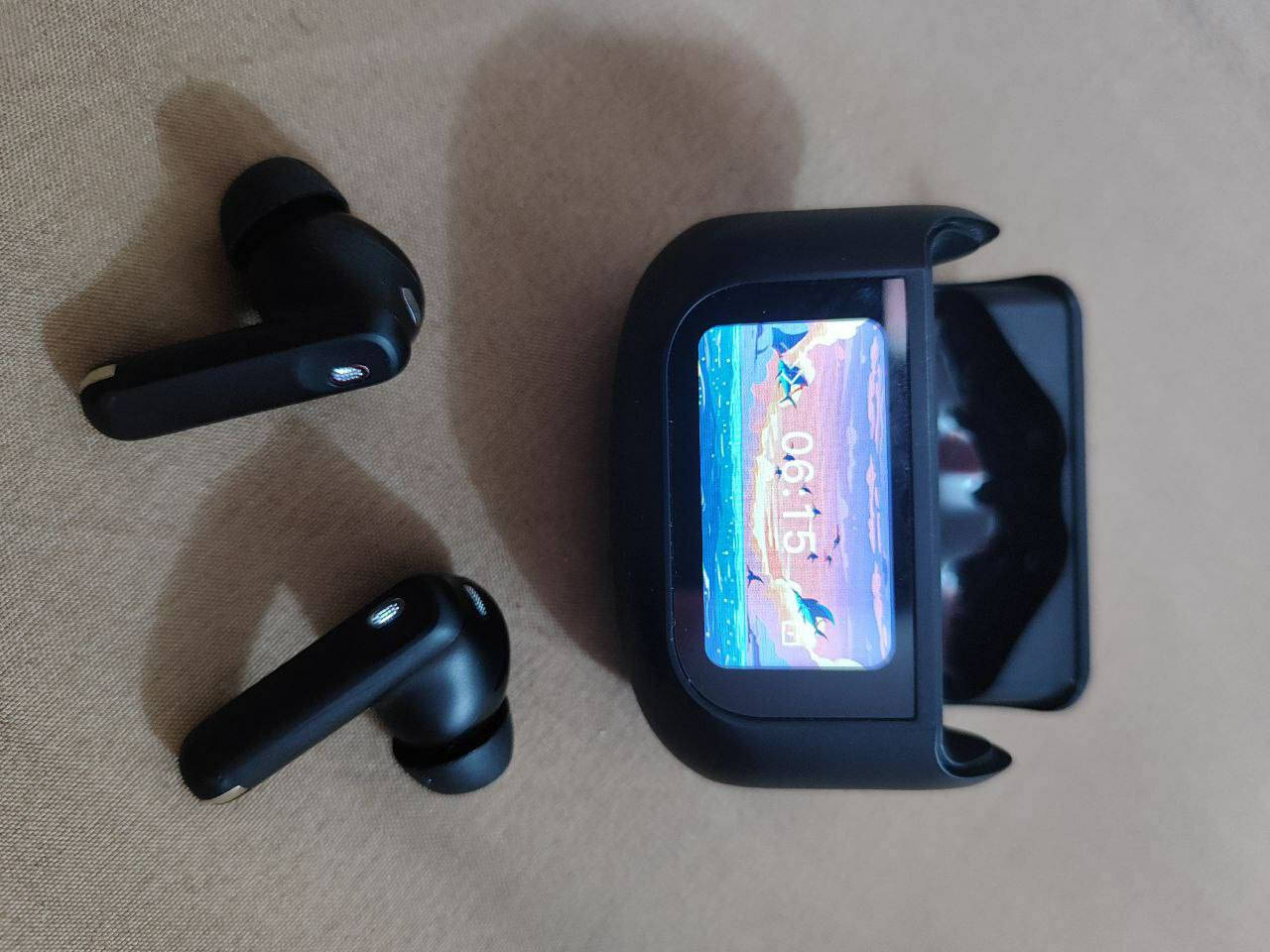 سماعة Thunelec U9 True Wireless Earbuds.
تقنية إلغاء الضوضاء: تدعم تقنيات ANC (إلغاء الضوضاء النشط) و ENC (إلغاء الضوضاء البيئية) لتقليل الضوضاء الخارجية. 
شاشة اللمس: تتيح الشاشة الموجودة على العلبة التحكم في تشغيل الموسيقى، تعديل إعدادات الصوت، والوصول إلى وظائف أخرى مثل مؤقت أو البحث عن السماعات. 
مقاومة الماء: مصممة بمعيار IPX7 لمقاومة العرق والمطر.
السعر: 150 الف والتوصيل مجاني.
الاستخدام: جديده ما مستخدمه مع البوكس الخاص


**إذا كنت صاحب هذا الإعلان وتريد حذفه لأي سبب، رجاءا أرسل رسالة إلى الدعم الفني**