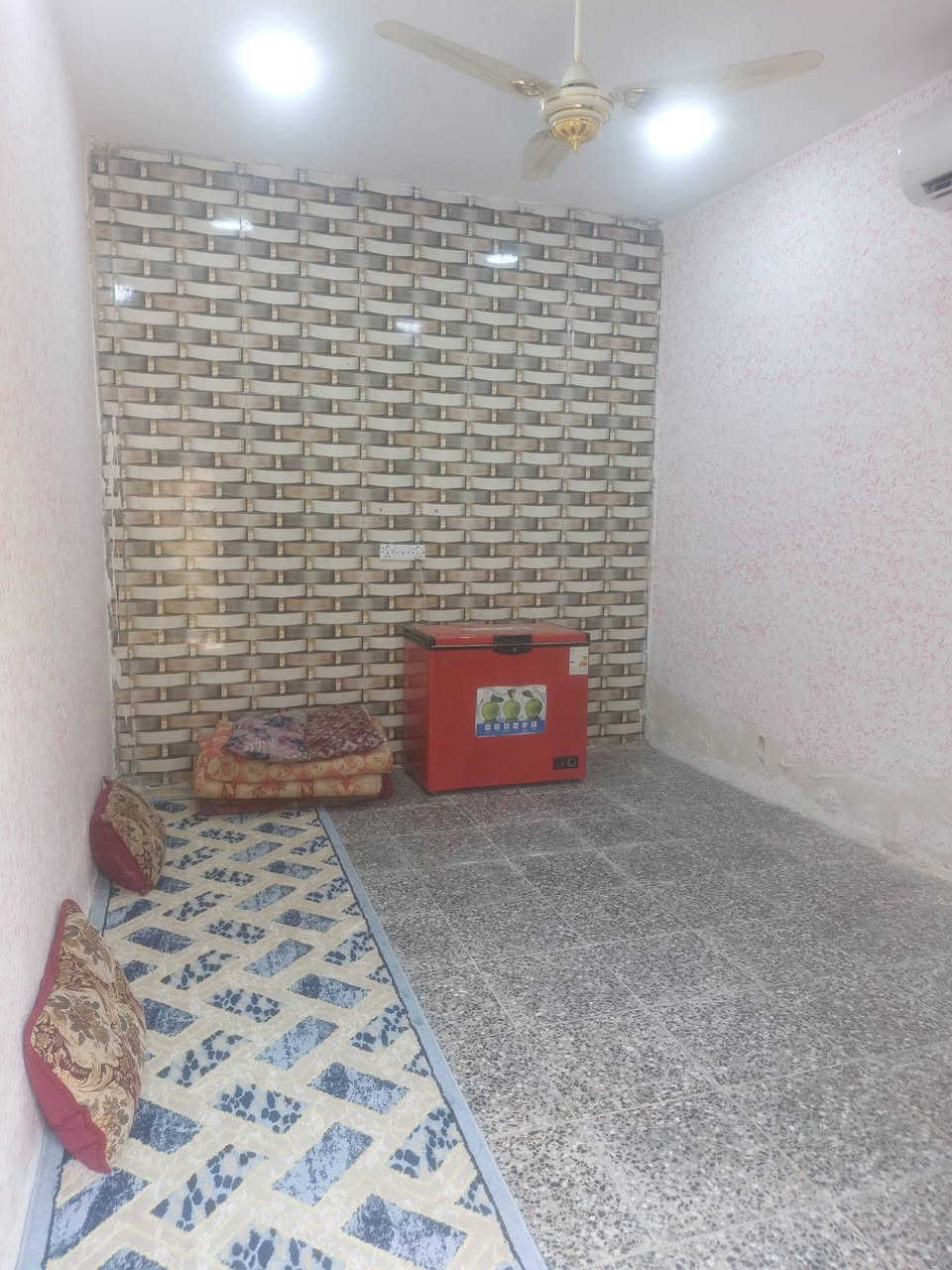 ياالله
بيت للبيع المساحة أكثر من ١٠٠ متر 
مكانه الدسيم وره المتنزه مال قطاع ٧٢ بالضبط 
أول فرع عاليسار السعر 55 وبي مجال 
*********** واتساب
