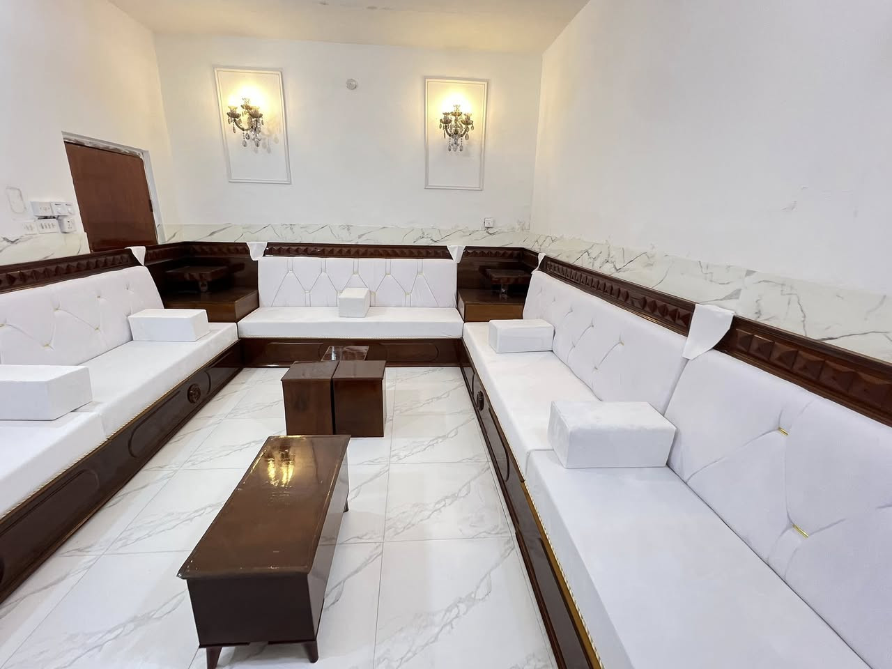 يالله شغل ديوان صاج شغل معمال ومعراض الاخوين
بلوك نقش زان لوح روسي تراس. 
نوع السفنج كستره ١٥ سنتيم 
القمش. المرمري ساده 
سعر المتر ١٤٠ جوه سوك. عنوان ناصريه حي سومر 
قراب عمارت ماجد توصل وتساب ***********
