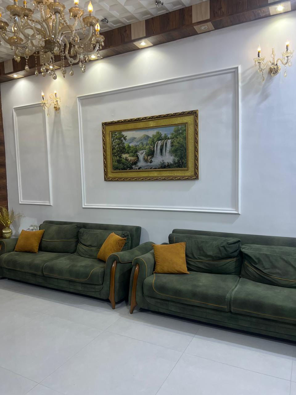 بيت مكان مميز جدا قريب على مركز المدينه مقابل حسينيه داوود العاشور يبعد 40 متر على الشارع السايدين طابو صرف عراقي تحويل باسم المشتري في الطابو ( يعني اصولي )عراقي 
المساحه 384 متر 
مساحه البناء 460 متر طابقين طابوق كل طابق 230 متر 
صب رفت كونكريت ، صب جسر كونكريت متر في أربعين
البناء طابوق درجه اولى وصب جسور رباط وجسور ساقطه بإشراف مهندسين 
ديوانيه 7*4 عدد 1
صاله 8*6 عدد 2
غرفه 5.5*4 عدد 2
غرفه 6.25* 4 عدد 2
غرفه 7*4 عدد 1
غرفه 5.5*4 عدد 1
مطبخ بارد 5.5*3.5 
مطبخ حار 6*3 
موزع عدد 2
لوندري غسالات ومكوى 6*2،5
مخزن 6*2
حمامات عدد 5
تواليت عدد 4
مناور عدد 2
بلكونه خارجيه مطله على الحديقه الخلفيه 
السطح شتايكر درجه اولى 
كراج 14 متر * 4  سعه سيارتين 
حديقه اماميه وحديقه خلفيه 
أقفاص دواجن 3*2 عدد 2 في الحديقه الخلفيه 
بعد هواي شغلات مثل بيت 🐕 للحراسه ومكان مخصص للكيزر والعدد اليدويه 
البيت كله شغل درجه اولى
للاتصال  معرفه تفاصيل اكثر / *********** وبي واتساب

مكلف بالنشر
