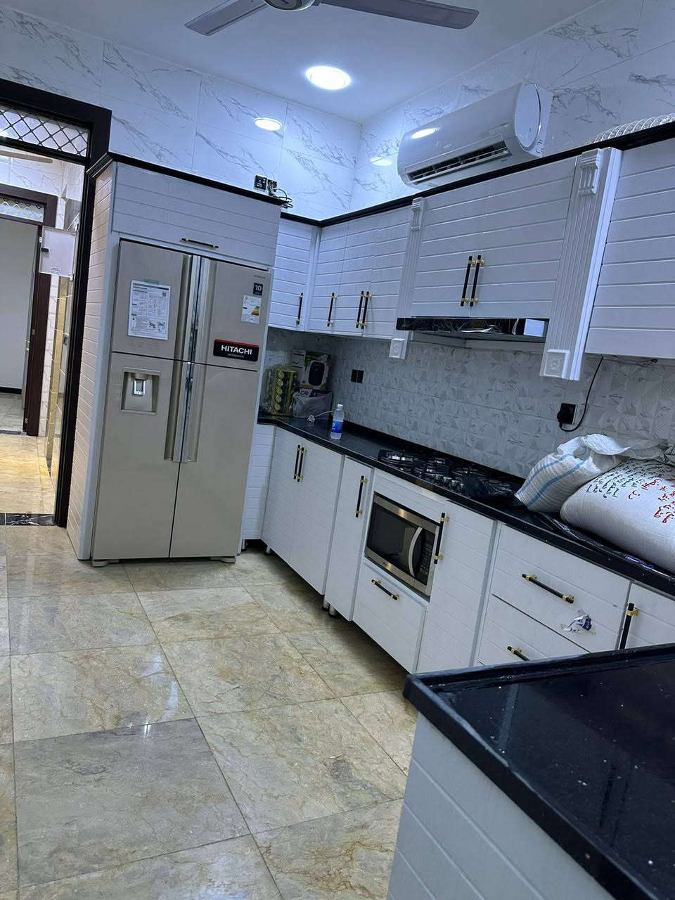 🏠 بيت للبيع في الدورة - من المالك مباشرة (بدون وسيط)
الموقع: الدورة، خلف كلية الهادي (موقع ممتاز وقريب من الخدمات).
📐 المساحة والأبعاد:
• المساحة الكلية: 105 متر مربع.
• الواجهة: 7.5 متر.
• النزال: 14 متر.
🏢 تفاصيل البيت (3 طوابق):
• الطابق الأول:
• صالة واسعة + استقبال.
• غرفة نوم.
• مطبخ.
• حمام + منور.
• الطابق الثاني:
• 3 غرف نوم.
• حمام.
• الطابق الثالث:
• غرفة نوم.
• حمام.
✨  متوفر تصوير فيديو كامل ومفصل لكل طابق يوضح البناء والتصميم (للي يحب يشوف البيت قبل الزيارة).
• البيع مباشر: من صاحب البيت مباشرة بدون أي عمولات أو وساطة عقارية.
 للتفاصيل راسل خاص او اتصل ع الرقم(***********)
