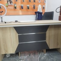 ميز مكتبي جديد للبيع قبل شهر أخذته بس ماحتاجه حجم كبير الي يفيده يتواص...