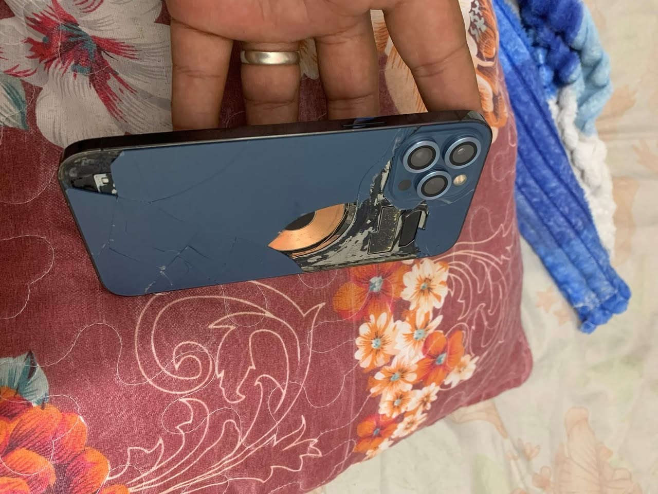 ١٢ برو ماكس مبدل بطاريه نوعيه تخبل وشاشه ذكره ٢٥٦ بطاريه ١٠٠ جهاز يخبل لعبا ما لعاب بي رجه خفيفه بل كمره مرات مراوس او ببع 250 قفل مكاني بغداد *********** وتساب
