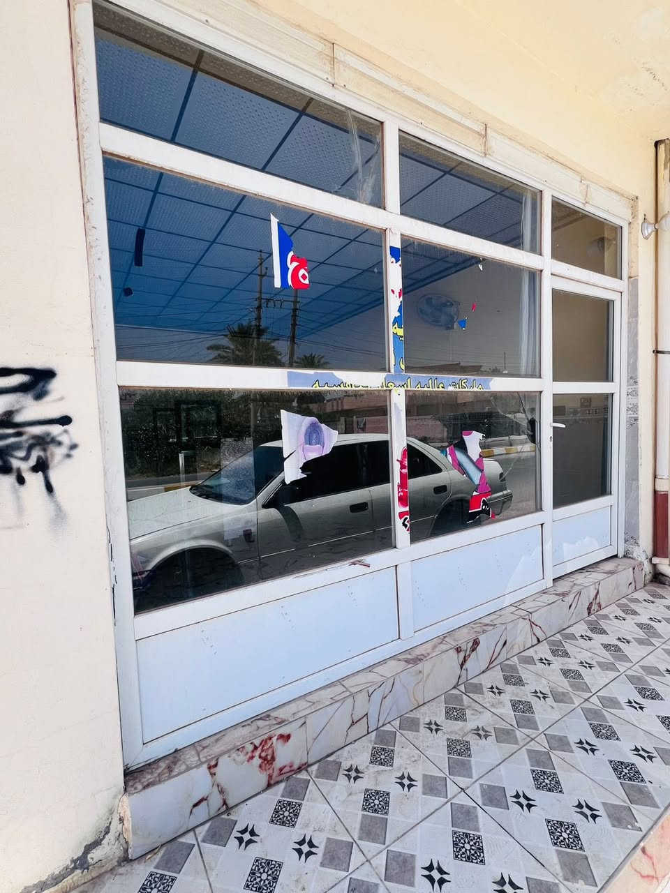 السلام عليكم للبيع جام خانه بلاستك قياس 340 عرض و270 ارتفاع نظيفه جدا مع الجام كامله وباب وقفل شغال كامل وبسعر مناسب للاستفسار ***********
