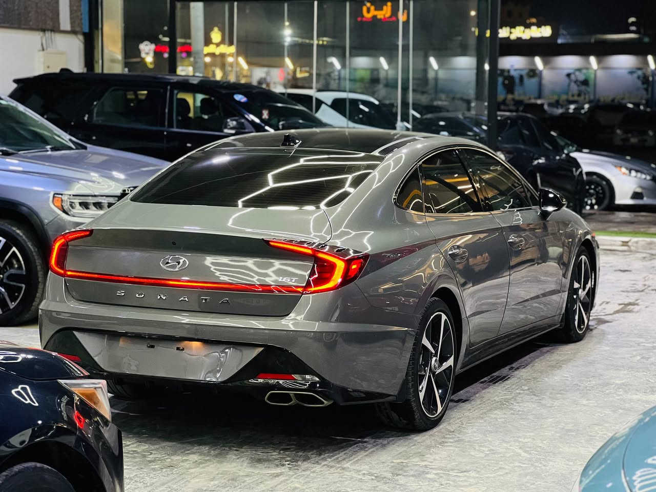 السلام عليكم اول شي نذكر رسول الله وأل بيته.
السياره سوناتا وارد امريكي .
الوان: نيلي على رصاصي فيلي
محرك السياره : 2500
السياره بدون ارقام .
عداد المسافه 22000ميل
موديل السياره 2023.
حادثه : بنيد فقط.
مواصفاتها تحكمت استيرن قياده ذاتيه عداد تحديد السرعه  كامره ليليه شاشه كبيره وفتحت سقف بني رامه.
 صاحب المعرض1 علي الكرعاوي.                                         صاحب المعرض2 مصطفى شعبان.                                      رقم المعرض:***********. سعر السياره بل خاص
