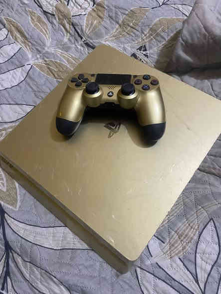 السلام عليكم 
 اونلاين ps4 slim باندل 
الاصدار الذهبي من النوادر 
لوك ستيكر مكفول صاير خدوش بسيطة بالجهاز من الاستخدام وغلفته من فوك جهاز مرتب وممتاز تجي وياه ملحقاته واليدة مالته + حساب عربي اماراتي بي مكتبة العام ضخمة جداً 92 لعبة ومتنزل بالجهاز حوالي 15 لعبة هذني الالعاب مملوكات مو اشتراك يعني تبقى وياك مدى الحياة وضمان على الحساب كذلك مدى الحياة وتستلم كافة معلوماته 
سعر الجهاز 215 وبي مجال 
مكاني السيدية حي الشباب 
رقم تلفوني ***********
