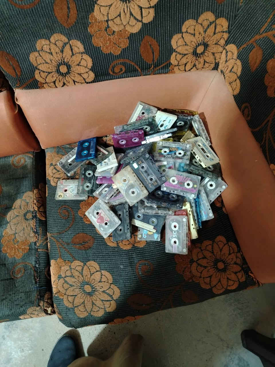 شلع كله جديد مامستعمل كاسيتات محتوي كردي سعر ٥٥ مع توصيل تصال بالرقم ***********
