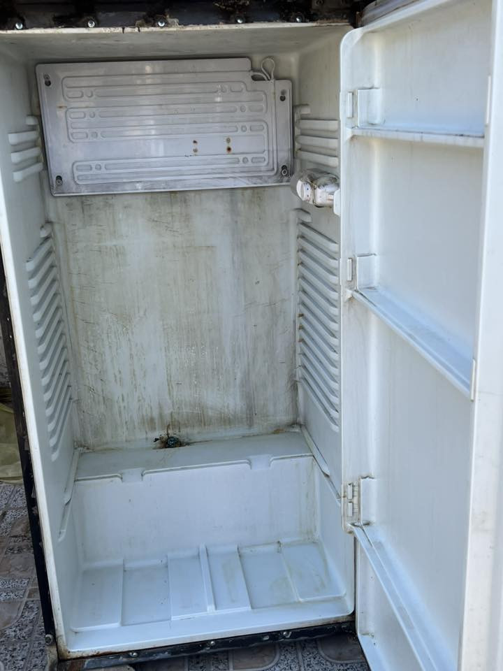 ثلاجه سعر ٣٠٠وبيها مجال العنوان بابل الغليس قرب حسينية المصطفى الرقم:***********
