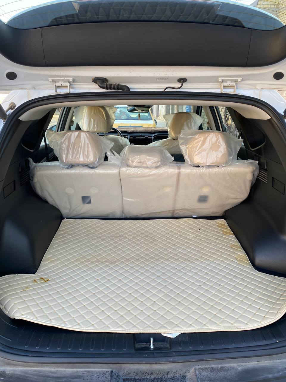 السلام عليكم توكسان  2023 هايبرد فول مواصفات امريكي
لون السياره ابيض صدفي
المواصفات
1- بصمة تشغيل 
2- بصمة ابواب لمس دخول ذكي 
3- بنوراما على طول السيارة 
4- صندوق كهرباء شفط  
8- تبريد تدفئة كشنات 
9- كشنات جلد
10- كشنات كهرباء 
11- اضواء محيطية بالابواب
12- كشنات خلفية جلد
13- مرايات تعتيم ذاتي 
14- ابل كار بلي 
15- اندرويد اوتو 
16- شاشة دجيتل 3 اشكال للقيادة 
17- اشاير ترحيب 
18- اضواء امامية LED زنون 
19- اضواء خلفية LED
20- هوك خلفي 
21- فول اوامر صوتية 
22- جامات اوتو 
23- قطعتين تبريد 
24- اشارات ب المري
25- كير دكم 
26- شفتات ستيرن 
27- تحكمات ستيرن 
28- السيارة فور ويل 
29- محرك 1600 تيربو
30- هاند بريك بصمة 
31- شحن واير ليس 
32- منافذ شحن 
33- اوتو هولد 
34- تشغيل عن بعد  
38- كير AT المرغوب 
39- رادار امامي رادار خلفي رادار جانبي 
40- نقطة عمياء 
وبعد بيها هواي مواصفات 
ممشى السيارة ( 20 الف فقط ) 

دوشمة الغرفة والدشبول والجنطه ب600$

السيارة حادث امامي نص بنيد وجاملق ايسر وجنطة بامريكا ضربه خفيفه مصبوغه 

مكان السيارة بغداد 

السعر 178 وبيها مجال 

رقم الهاتف ***********
