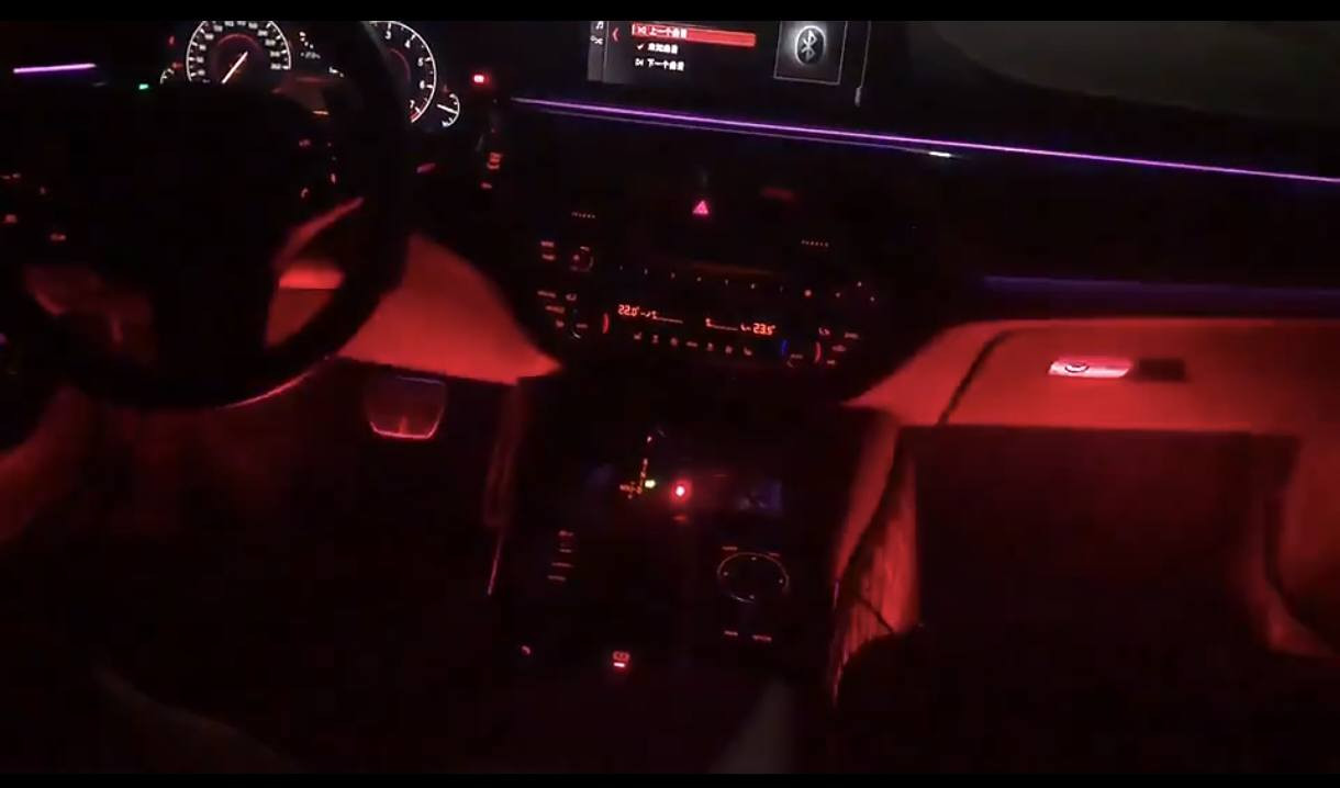 إضاءة LED داخلية لأرضية السيارة
سعر 10 اللف
نرخ 10 هەزار
گەیاندن بە خۆرایی بۆ کوردستانو عێراپ
توصيل مجاني لجميع محافظة عيراق وكوردستان 

الاستخدامات:

إضافة أجواء فاخرة وعصرية داخل السيارة.

مثالية للإضاءة الليلية في أرضية السيارة الأمامية أو الخلفية.

مناسبة للاستخدام الشخصي أو كهدية لمحبي السيارات والإكسسوارات.

المميزات:

تحتوي على 4 شرائط إضاءة LED بطول 21 سم لكل شريط.

عدد 48 نقطة إضاءة LED قوية وموفرة للطاقة.

ألوان متعددة ( 7 ألوان مختلفة) يمكن تغييرها باستخدام الريموت.

تحكم بالصوت: الإضاءة تتفاعل مع الموسيقى والصوت داخل السيارة.

لاصق خلفي على كل شريط لتثبيت سهل في المكان المطلوب.

تعمل على طاقة 12 فولت عبر منفذ ولاعة السيارة.

مقاومة للماء ومصممة لتحمّل درجات الحرارة العالية.

الشريحة البلاستيكية للفيشة مصنوعة من مادة ABS المقاومة للحرارة، ما يزيد من أمان الاستخدام.

سلكان بطول 110 سم وسلكان بطول 160 سم لتغطية كل الأرضية.

ريموت للتحكم في الألوان والمؤثرات بسهولة.

محتويات الصندوق:

4 شرائط إضاءة LED.

وحدة توصيل بالطاقة 12V (لمنفذ ولاعة السيارة).

جهاز تحكم عن بعد (ريموت).

سلك توصيل مدمج مع مفاتيح تشغيل.

ملاحظات:

أبعاد الغلاف: الطول 25 سم × العرض 9 سم × الارتفاع 4 سم.

تأكد من تنظيف المكان قبل تثبيت الشريط اللاصق لتحسين الالتصاق.

يُنصح بعدم استخدام المنتج أثناء غسيل السيارة أو في مناطق معرضة مباشرة للماء داخل المقصورة. كركوك, العراق


**إذا كنت صاحب هذا الإعلان وتريد حذفه لأي سبب، رجاءا أرسل رسالة إلى الدعم الفني**