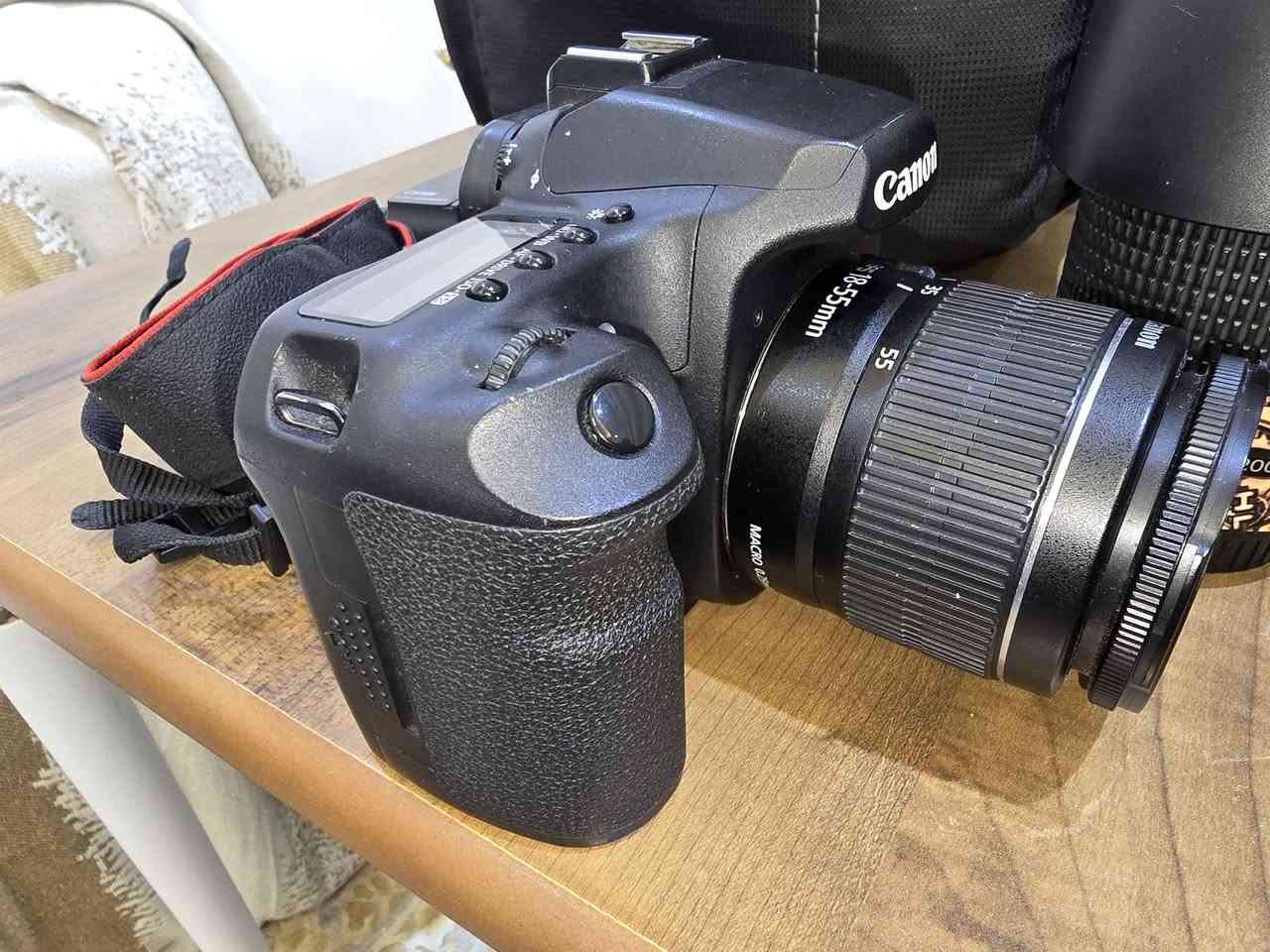 كامره كانون D50 جديده ونظيفه حيل وياها عدسه رياضيه جديده وبيها رامها الاصلي وصورها فد شي حلو وسعرها 300 والشراي يتصل 
مكاني حي الجامعه
*********** البصرة, العراق
