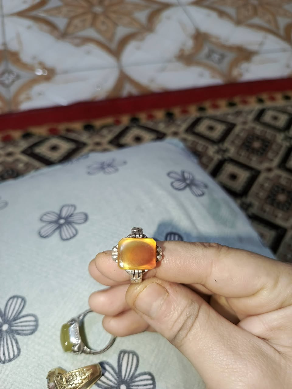 متاح 3 قطع واحد نحاس كلهم يماني 
***********
