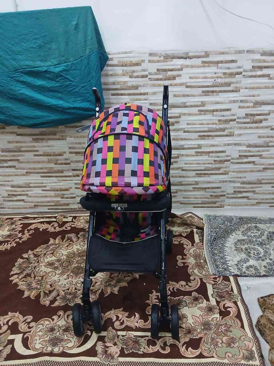 عارەبانەی مناڵ ئەوروپی حەجم گەورەو زۆر تۆکمە ، قایشی بەستنەوەی هەیە ، ژێری پێوەیە ، تایەو ئیستۆپی زۆر مەزبوتە ، کەپری تەواو دائەدرێتەوە ، کورسیەکەی تەواو تەختەکرێ بۆخەوتن ، دەسکەکەی بەرزو نزم ئەکرێ
سعریشی زۆر گونجاوە و قفڵی 30 هەزارە بێمعامەلە 
سلێمانی ، گەیاندن هەیە*********** السليمانية, العراق
