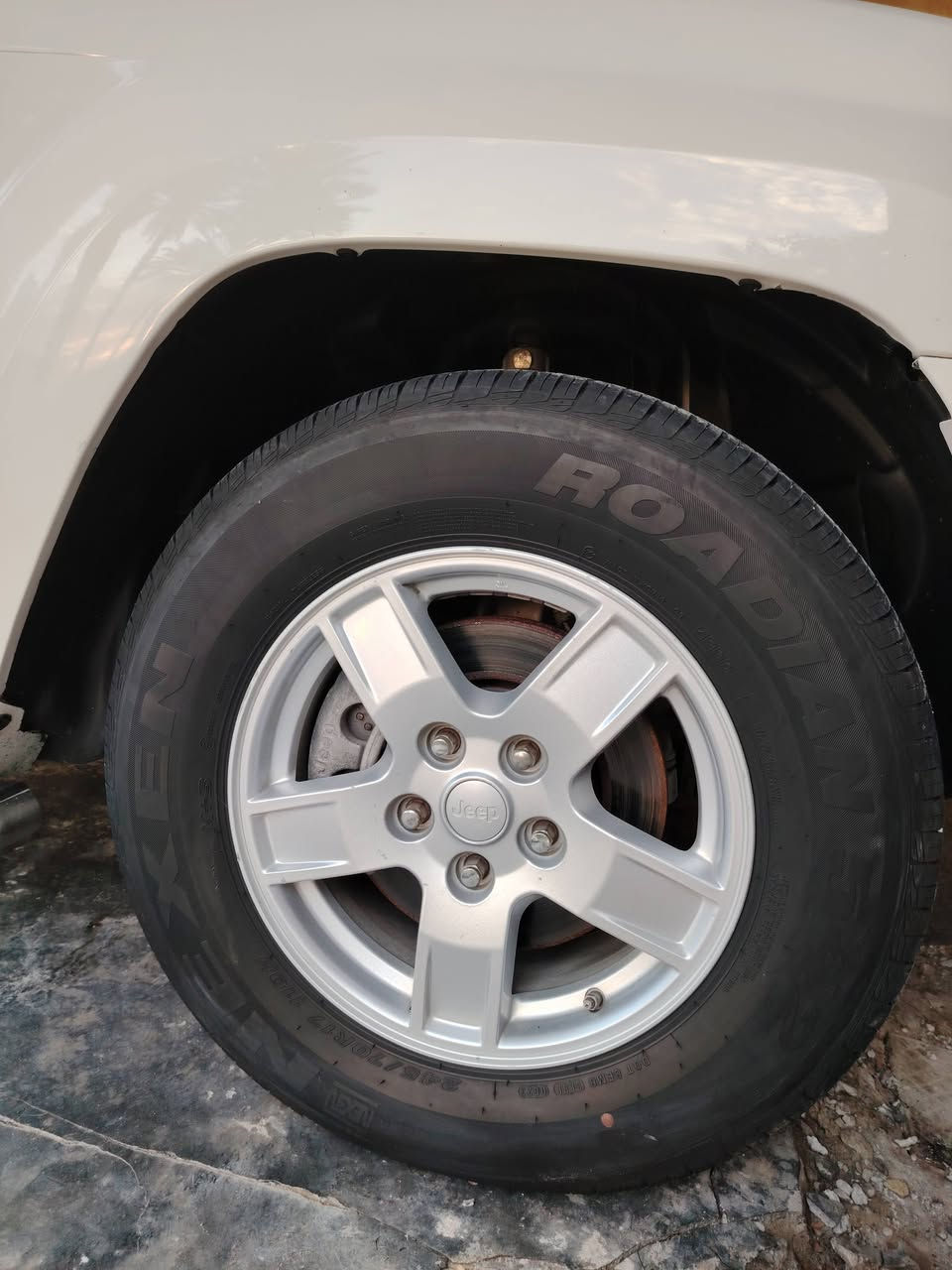 السلام عليكم
( Jeep Laredo ) 

 محرك 3700

( المحرك ) وضع الشركة ( غير مفتوح ) 

( الگير: وضع الشركة مبدل زيت وفلتر فقط ) 

( عجلات كوري جديد ) ( و بطارية جديدة ) 

( لايت عالي ناصي زنون ) 

الداخل : ( غرفة نضيفة )

بدي السيارة: ( صبغ دعامية أمامية ) و بعض الأجزاء مثل : ( تكمة الباب الأمامي بدون فتح )  ( وجزء بسيط بهلال الجاملغ الخلفي ) ( وطخة بالباب الخلفي بارد فقط ) ( وطرف البنيد بارد فقط شبر فقط ) 

( الصالنصة ) : بطيخة مبدلة فقط

تبريد جيد جداً و غير مفتوح أي جزء منه

الصدر الخلفي بحالة الشركة والامامي تبديل لاستيك وطوب فقط ( وللعلم دبلات الشركة نفسهن ) 

السعر المطلوب 120 وبيها مجال 

( السيارة عندي من 15 سنة )  ( غير الأجزاء الاستهلاكية مابدل بيها ) 

أرقام جديدة رقم بغداد

 السنويه تنتهي ب 2030

رقم الهاتف

 ***********

***********

***********

العنوان : بغداد اليوسفية.
