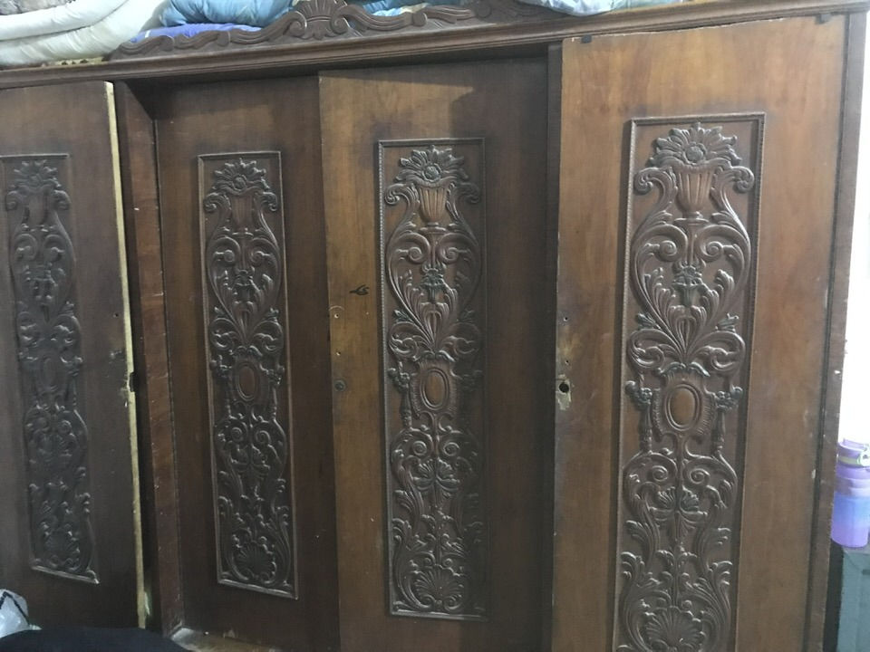 اخشاب للبيع كما في الفديوا كناتير متميزه مع كراسي سوق الشيوخ حي ألعرب موبايل مع واتساب *********** السعر ٣٠٠الف الكل
