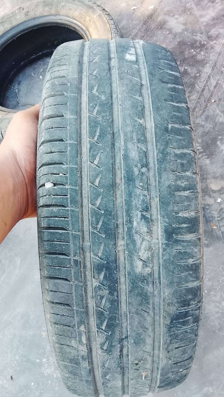 سلام عليكم تايرات للبيع اثنين منهن نضافه70 بلميه وبيهن كل واحد  بي برغي وثاني30 بل ميه يرهم اسبير  سعر 35 وبك لايتات نضافه 60 بلميه سعر10 وستيرن دركه شغاله نضافه 70 بلميه سعر15 مكاني بغداد الجديدة رقم الهاتف ***********
