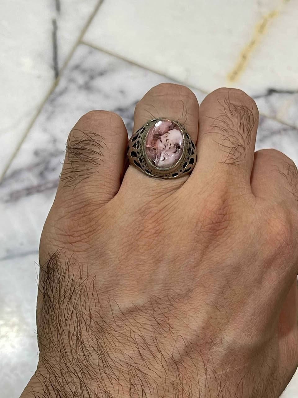 💍 محبس فضة ايرانية فاخر بحجر طبيعي مميز 💍
السعر 30 الف والتوصيل مجاني

قطعة تجمع بين الفخامة والتراث  بتصميم رجالي أنيق مع نقوش جانبية دقيقة تضيف له هيبة ولمسة كلاسيكية. يتوسطه حجر طبيعي بلون وردي شفاف يتميز بتدرجاته الطبيعية ورسوماته الفريدة، 
✨ حجر طبيعي مميز بألوانه الهادئة والجذابة
✨ تصميم تراثي فاخر يناسب جميع الأذواق
✨ تشطيب احترافي ولمعان أنيق
✨ مناسب للاستخدام اليومي أو للمناسبات والإهداء بغداد, العراق


**إذا كنت صاحب هذا الإعلان وتريد حذفه لأي سبب، رجاءا أرسل رسالة إلى الدعم الفني**