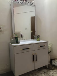 ميز تواليت • نضيف • شبه جديد