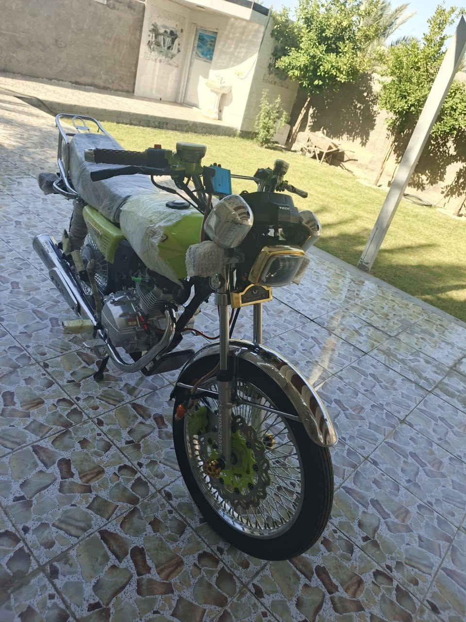 ---
سلا عليكم تايكر 2025 طالعه 26 🏍️*  
*من مجمع السلامي - زيرو وكالة* أوراق كامله 

*- التجهيزات والرفاهية*
- *شاشة ديجيتال الالكتروني*: عدادات كاملة + يبين الغيار + عداد بانزين
- *نظام MP3*: مسجل بلوتوث + USB + AUX، تشغيل من الموبايل
- *العنابير*: إشارات LED أمامي + خلفي، شكل سبورت
- *الفانوس*: LED أبيض قوي + لايت نهاري DRL
- *اليدات*: كروم مطعّم، مسكة مريحة. السعر مناسب اتصل بيك خير دلل *********** مكان حله محاويل
