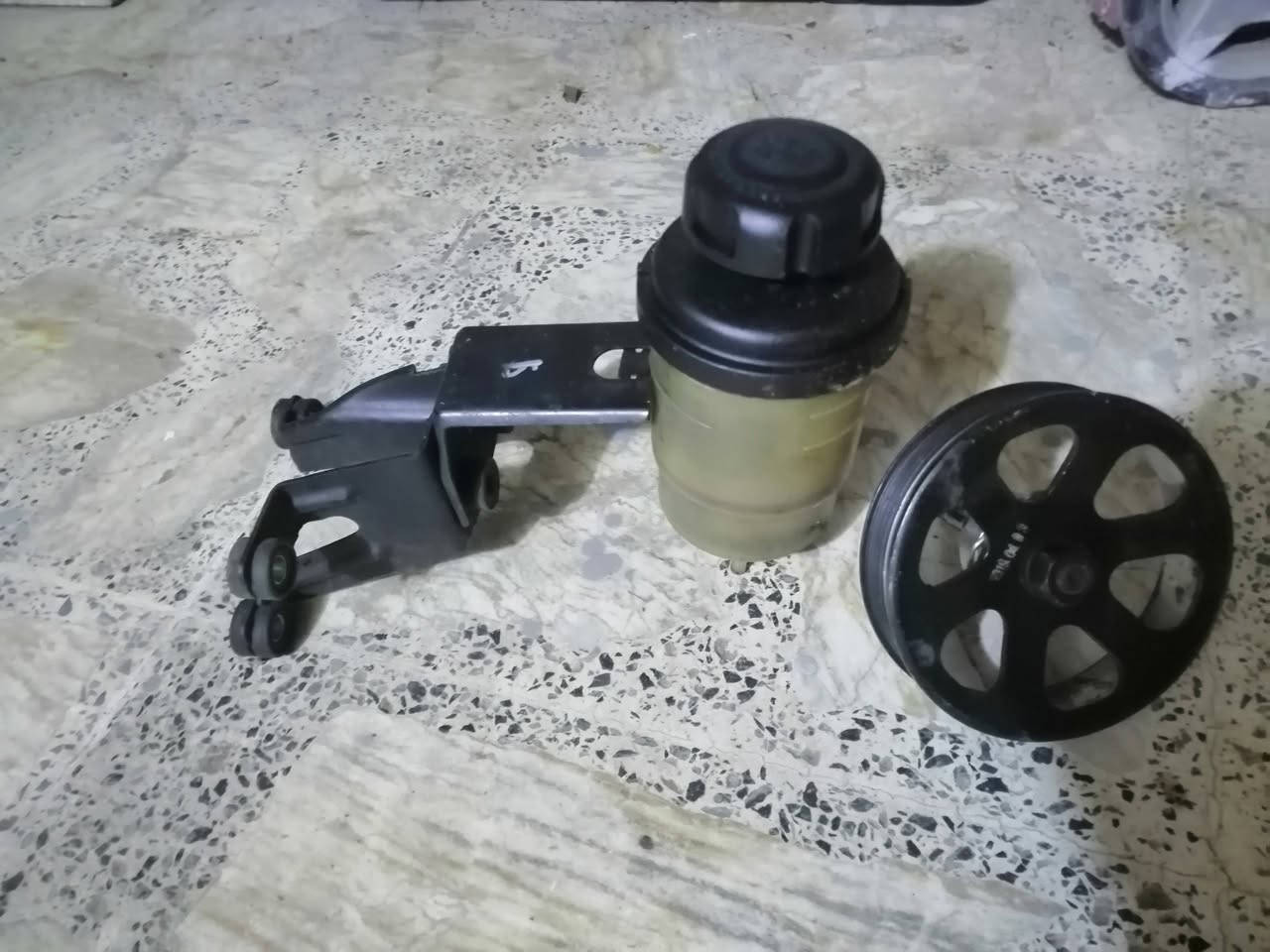 السلام عليكم عندي مجموعة غراض سيارة موهافي  تشمل (سوباية نيكل جاهزة، راديترشغال، بنكة، مشط نوزلات مع نوزلات مستعملة، دبة دهن باور ستيرن مع قاعدتها، رولة قايش، بواري راديتر، بواري رفيعة مشط ستيرن، مازده، جوينات،  ومواد أخرى متنوعة مبينه في الصور) للتواصل الرقم  ***********
