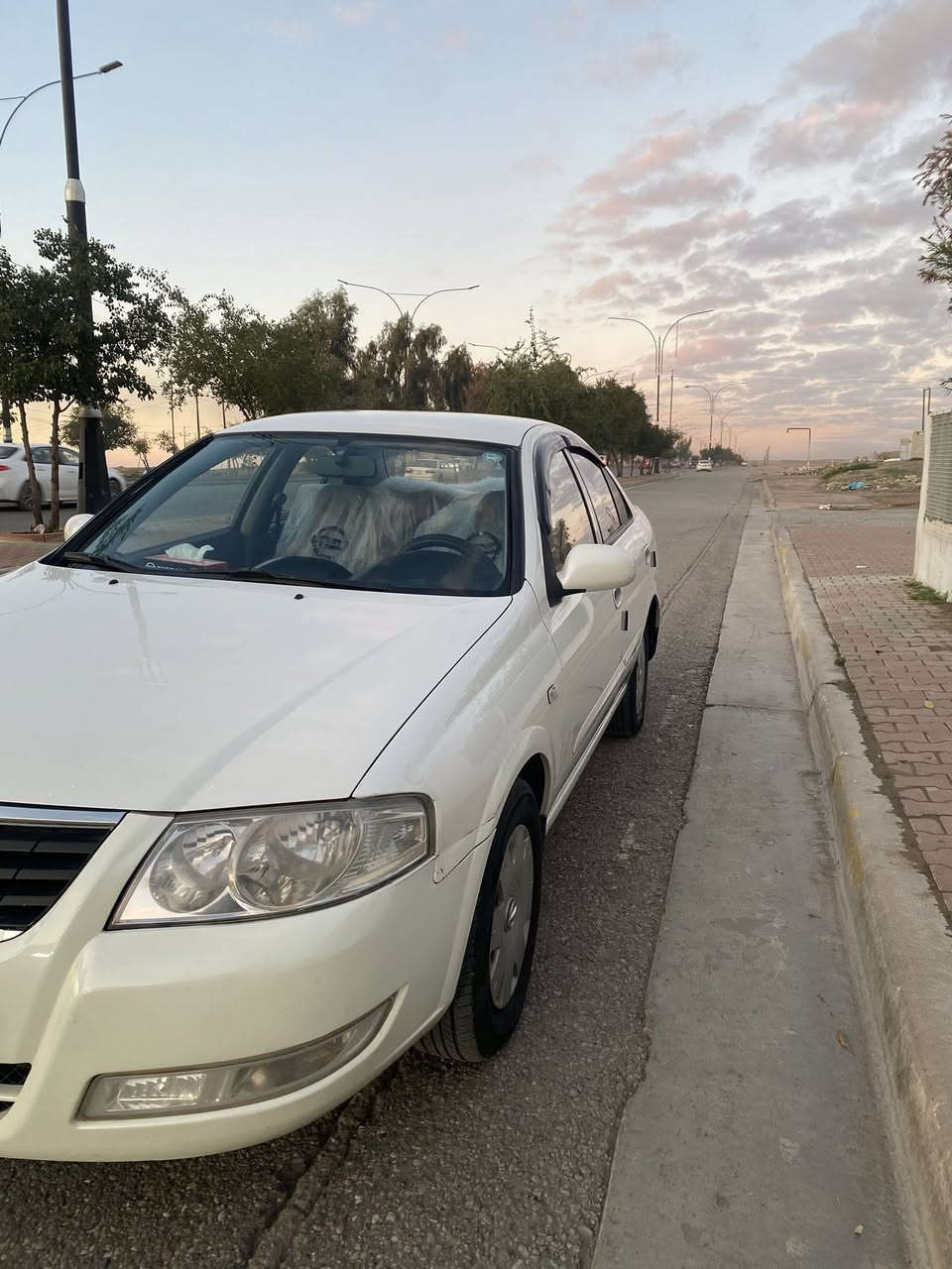 نيسان صني ٢٠١٠ سياره يه كه به نمونه ي ماوه ته وه مال دوسته نه دعم نه صبوغ هيجي نيه گير مه كينه  كاره بايي هه مووي به شه رت 
جوار تايه ي تازه ي له ژيرايه  سه نه وي تازه يه و ده فته ر بانزيني هه يه 
***********
***********
