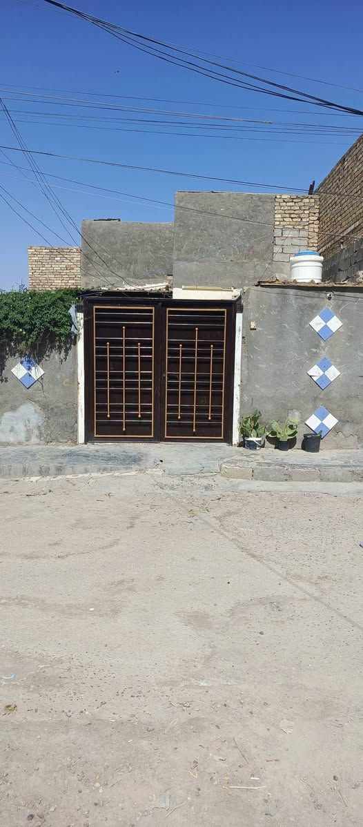 السلام عليكم بيت زراعي المساحه 320متر العنوان بالسده حي البكر حي كمال مساحه البيت ١٢٠تحت البناء يتكون من /غرفتين صاله مطبخ صحيات طارمه خدمات كامله السعر 38 مليون وبي مجال الاستفسار أكثر ***********
