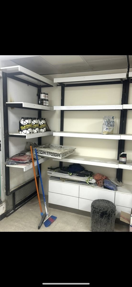 السلام عليكم ورحمه الله
رفوف للبيع درجه اولى تتحمل اوزان عليه قيم بما يرضى الله 

***********
