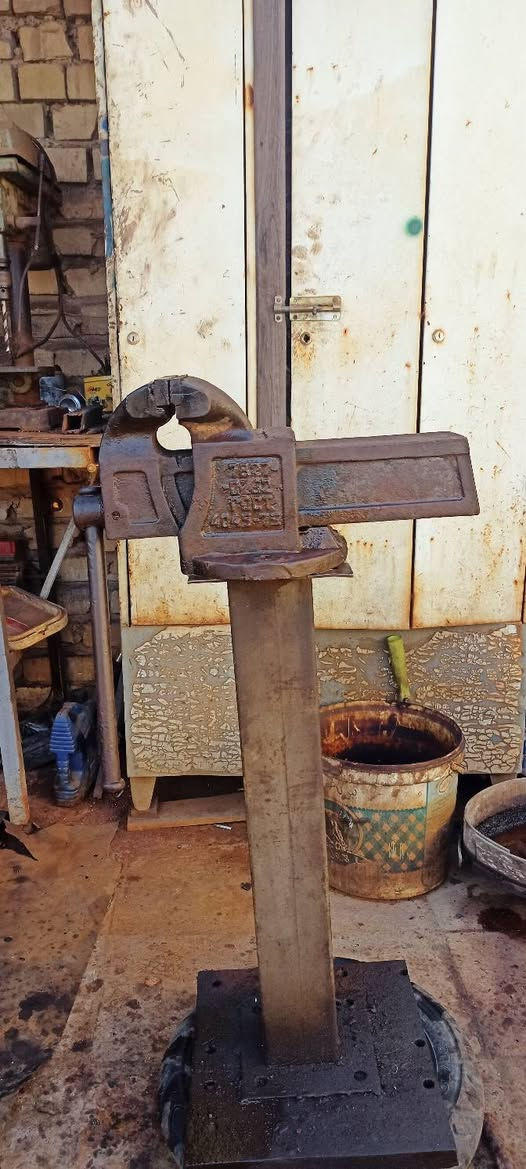 سلام عليكم منكنه حديد نكليزيه
تفتح 25 سانتيم 
عرض15 سانتيم
***********  بي واتساب
