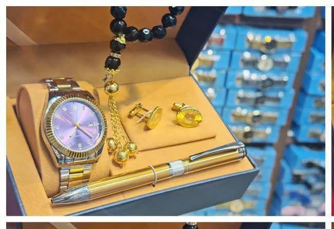 يتوفر كافه نواع الهدايا لعيد المعلم 
يتوفر تغليف و توصيل ***********/***********
مكتبة احمد جورج
