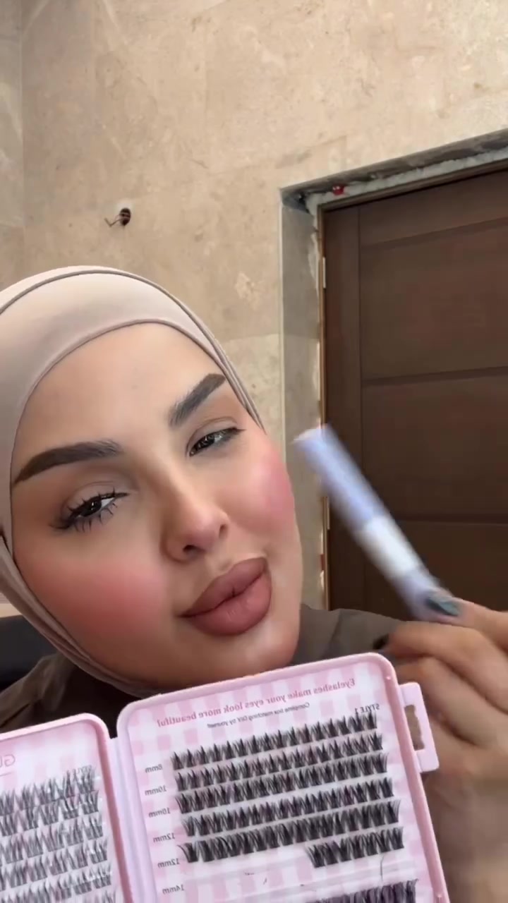 رموش صناعية فردية بتصميم متدرج الطول  لتناسب مختلف أشكال العيون.
أداة تثبيت (ملقط) لمساعدتك في وضع الرموش بدقة.
لاصق أو مادة تثبيت (على الأرجح في القلم الوردي الموجود في العبوة).
مشط أو أداة تنظيم للمساعدة في ترتيب الرموش بشكل مثالي.
الاستخدام:
منتج مخصص للأشخاص الذين يرغبون في تركيب رموشهم بأنفسهم بطريقة احترافية دون الحاجة للذهاب إلى صالونات التجميل.
يمنح مظهرًا طبيعياً أو كثيفاً حسب طريقة التطبيق.

سعر البكج 8 الف بس

ملاحظة مايطلع وحدة 💕🦋


**إذا كنت صاحب هذا الإعلان وتريد حذفه لأي سبب، رجاءا أرسل رسالة إلى الدعم الفني**