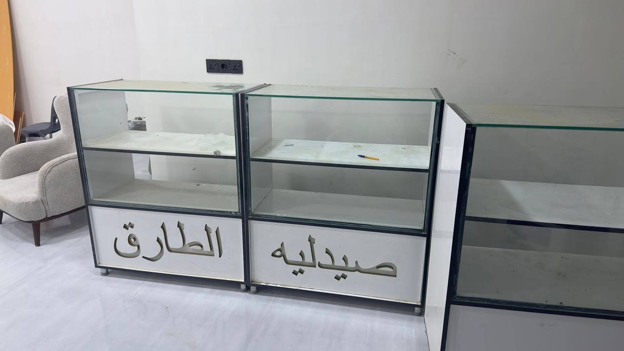 سلام عليكم موجود رفوف عدد 2. الاول طوله مترين ونص. والثاني طوله 3 امتار ونص + ميوزه عدد 3 
اثنين منهم طولهن على متر والثالث طوله متر ونص للأستفسار اكثر اتصل على الرقم ***********
