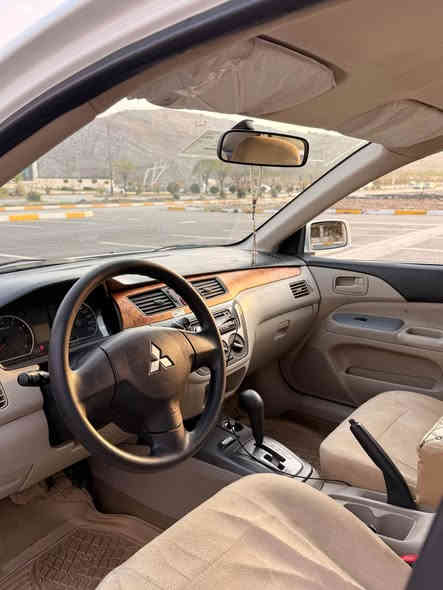 لانسەر ٢٠١٣ مەکینە گەورە گێڕ گەورە 
بێ بۆیاخ سەیارەکە تا بڵێی جوانە  ١٤٧ هەزار ڕۆشتوە 
٤ تایەی لۆکی لە سەرە سپێری دانەبەزیوە 
کامل مەسوف کراوە یەک دینار مەسروفی نیە 
ڕەقەم و سەنەوی تا ٢٠٣٠ تازەیە
*********** رانية
