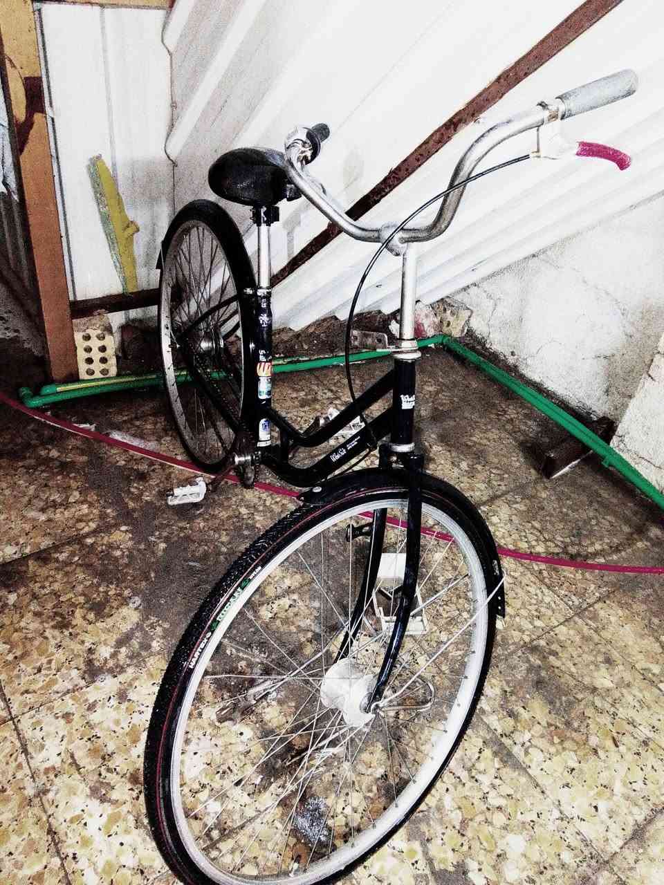 بايسكل بناتي بطى الحجم 28
التفاصيل الباسكل اسود الون الصلى ما مصبوغ 
ابريك شغال بس الخلفي المامي ما يشتغل السعر 125
او بي مجال إذا تريد تعال خاص ***********
