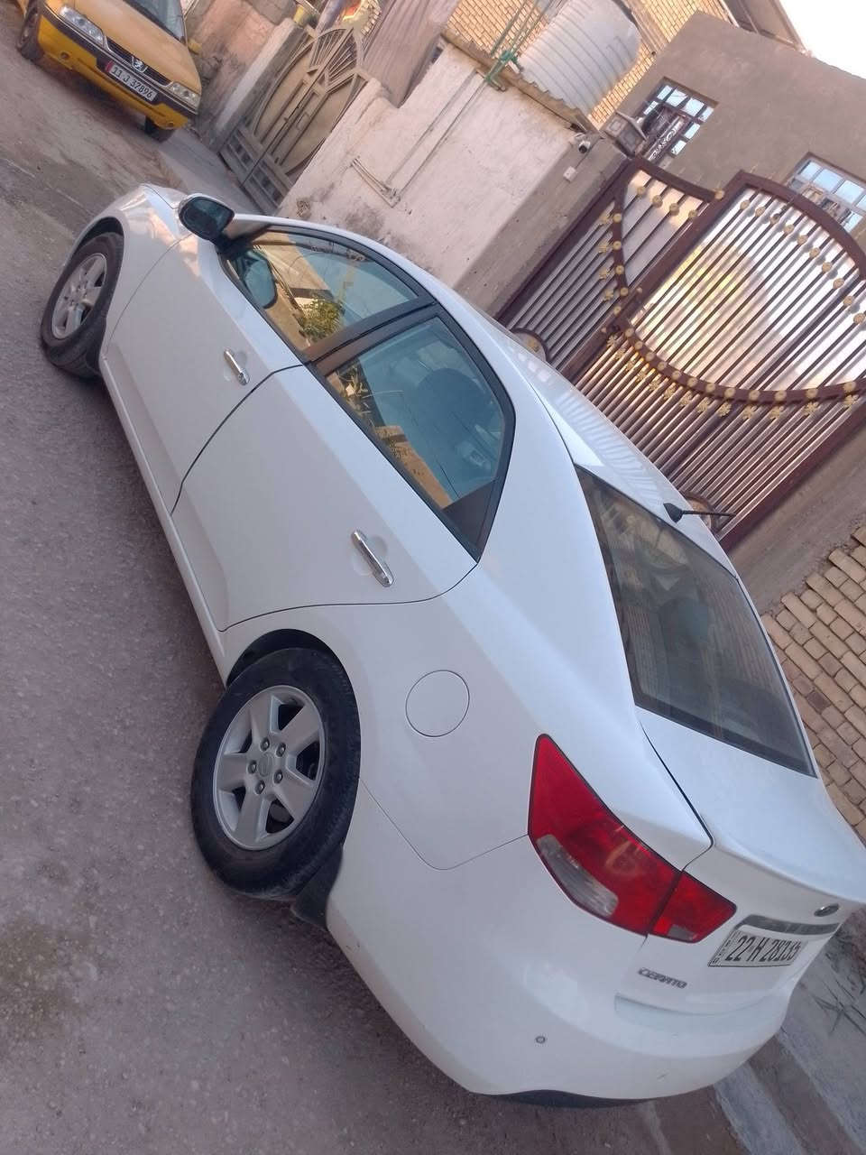 السلام عليكم  كيه سيراتو موديل 12 
 بيها صبغ ربع الباب الخلفي 
كير ومكينه كفاله
مواصفات 
حساسات 
تحكمات
فتحه 
6 كير 
فول عده البصمه 
شماليه بسمي السعر 98 
***********
