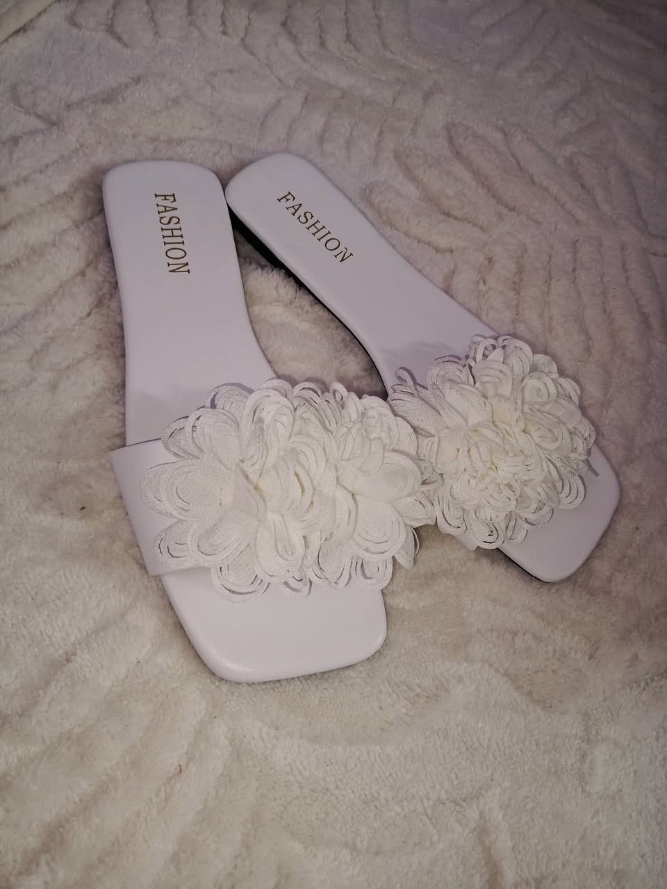 قمر ستور يرحب بكم 💗🎀
مجموعة من الاحذية النسائية والرجالية 
الاحذية الكعب 
الاسود قياس 40 سعرة 10 
الاسود والبيجي قياس 38 يلبس حتئ 39 و 40 سعرة 10 
الجركز الرجالي الاسود تصميم انيق وعصري سعرة 10 
الاحذية البيض واحد قياس 40 واحد قياس 38 السع  10 
السليبر النسائي للعروسات يرهم صباحية يرهم عقد قران سعرة 8 

التوصيل 5 الف


**إذا كنت صاحب هذا الإعلان وتريد حذفه لأي سبب، رجاءا أرسل رسالة إلى الدعم الفني**