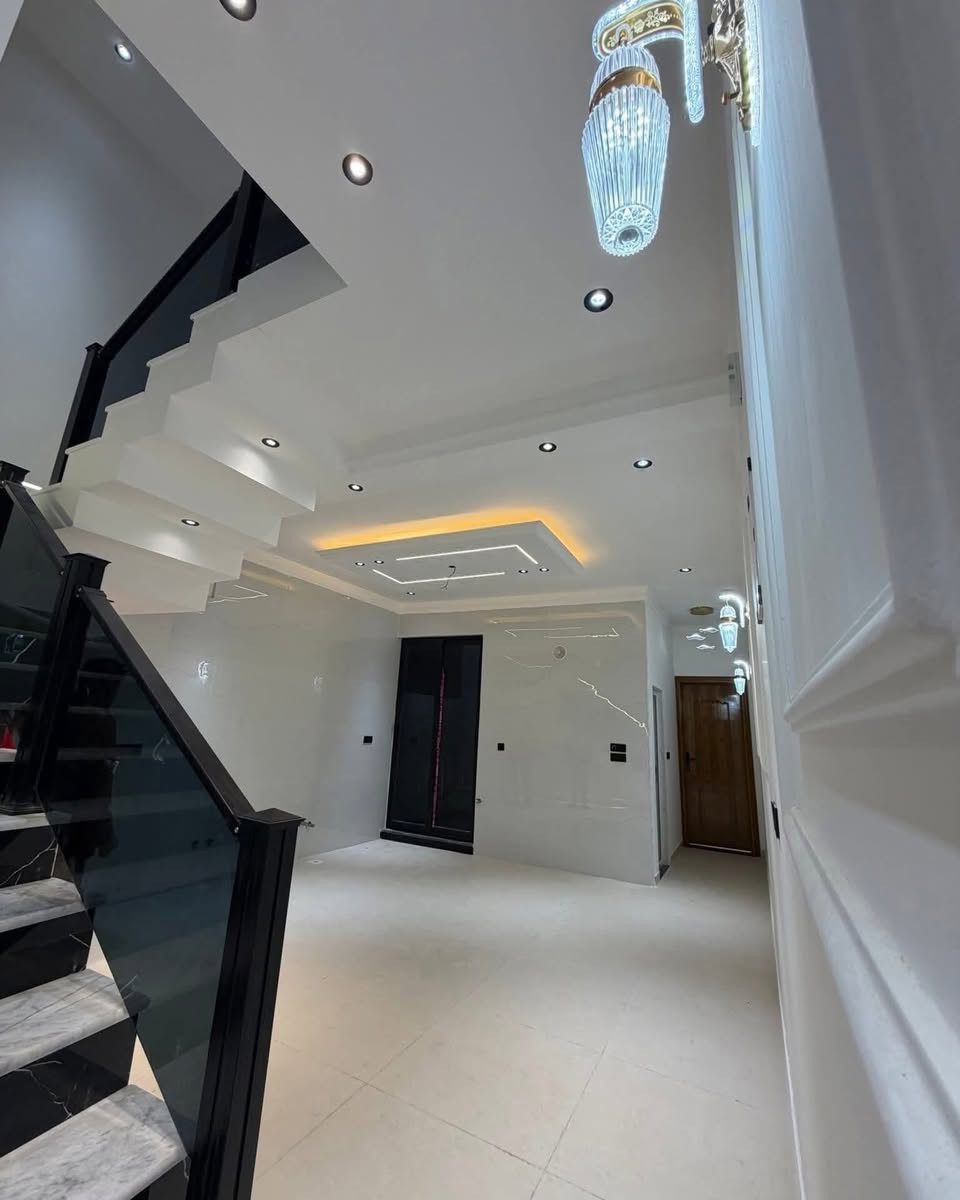 السلام عليكم أهالي منطقة السيدية الأعزاء…
اليكم افضل العروض مقدمة ولفترة محدودة من إعمال البناء واعادة ترميم وتأهيل البنية حسب طلب … 
العروض تشمل جميع الفقرات وحسب مراحل المشروع 
منها تتبع … 
عروض ترميم وتأهيل حسب طلب مواصفات يتم تحديد تكلفة . 
بالنسبة العروض البناء تشمل فقرتين كالتالي: 
فقرة هيكل درجة اولى سعر المتر ( ٢٣٠ الف ) باستعمال طابوق الاحمر الشمالي. 
فقرة هيكل درجة الثانية سعر المتر ( ٢٠٠ الف ) باستعمال طابوق الاصفر الجمهوري. 

اما بالنسبة العروض تسليم مفتاح أيضا تشمل ثلاثة فقرات وهي: 
١- عروض VIP سعر المتر ( ٨٠٠ الف ) 
٢- عروض ممتاز سعر المتر ( ٦٠٠ الف ) 
٣- عروض متوسطة الجودة سعر المتر ( ٤٠٠ الف ) 

 ⭕️ ملاحظة: تتغير الاسعار العروض عند طلب تغير نوع المواد وحسب الجودة. 
- نتميز بكوادر فنية كبيرة ذات خبرة تحت اشراف هندسي مختص. 
- تصاميم هندسية عصرية حديثة حسب طلب ورغبة زبون وعلى مساحة الواقعية. تصاميم تشمل ( تصميم انشائي + معماري + ميكانيكي + ديكورات داخلية ) 

للاستفسار اكثر تواصل معي على الرقم خاص 👇 👇 
  *********** - ✅ متوفر واتساب ✅ 
جميع اعمالي منفذه بغداد فقط ( الكرخ + الرصافة ) …
