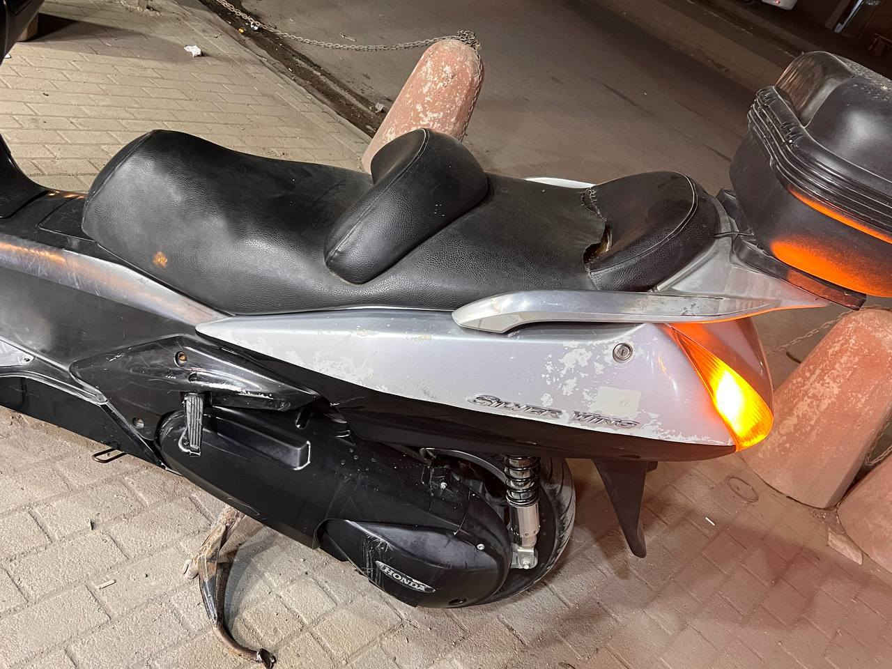 بسم الله الرحمان الرحيم
السلام عليكم ورحمة الله وبركاته 
سلفر ونج 600 للبيع مكفوله كفاله عامه 
 كفرات دراجه 80%
تاير امامي جديد باتري جديد 
كهرباياة كله شغاله ستان حساب 
بغداد مدينة الصدر 
سعر واحد 600
محتاج وريد ابيعه 
لتواصل رقم ***********
