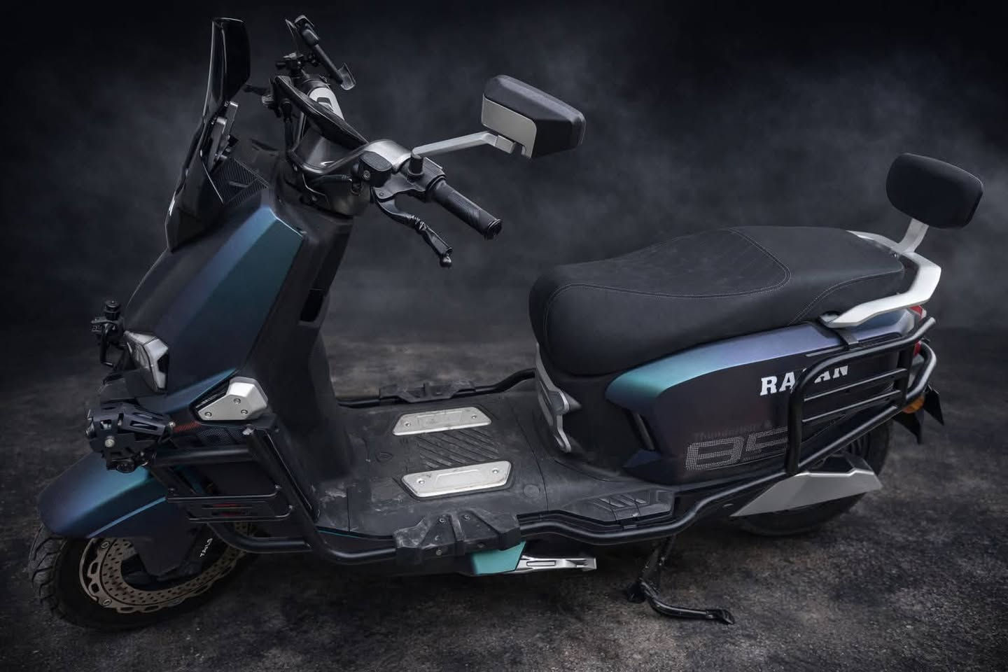 سلام عليكم دراجه شحن ريان للبيع اشاير شغاله عالي ناصي زنون هورن شغال دراجه بصمه وسويج 3 سرعات سرعه 60 جنطه حجم كبير تايرات جدد شاحنتها موجوده الاصليه بطاريات بحالة الوكاله الدراجه واكفلها الك من التاير للتاير سعرها مليون 250 الزعفرانية قرب جامع العلي العظيم رقم تليفوني ***********
