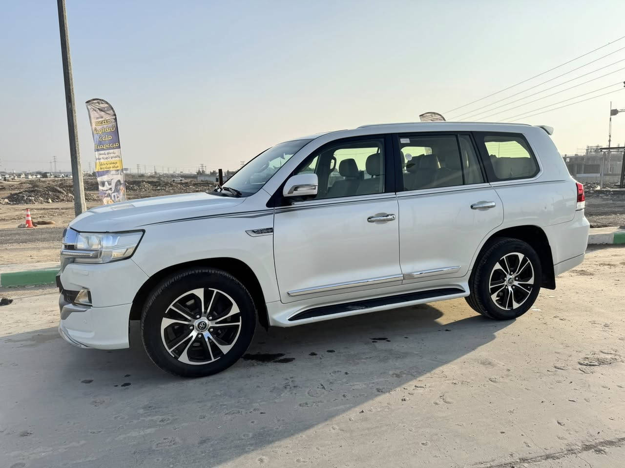 يالله
لاندكروز 2017
فطيم 

V8
 حجم المحرك   4600

السونار مرفق

رقم بغداد باسمي 
مكاني ذي قار 
السعر 440
رقمي ***********
