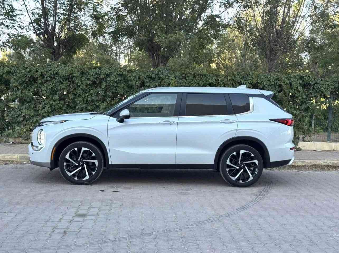 ‏𝐌𝐈𝐓𝐒𝐔𝐁𝐈𝐒𝐇I 𝐎𝐔𝐓𝐋𝐀𝐍𝐃𝐄R
ميتسوبيشي اوتلاندر
موديل :2024
7 راكب
السعر220 مجال بسيط.       
رقم أربيل
عداد  المسافة : 15 الف km
حجم المحرك : 2.5L ( 4,سلندر )

فقط نص بونيد مصبوغ 
ارباك ستيرن و دكمه مال سايق سيستم 

مواصفات  
SEL
 بصمة ابواب  بصمة تشغيل 
كاميرا °360. كاميرا امامي
كاميرا جانبي. كاميرا خلفي
هاند بريك بصمة
اوتو ستارات (𝐀𝐔𝐓𝐎 𝐒𝐓𝐀𝐑𝐓)
اوتو ستوب (𝐀𝐔𝐓𝐎  𝐒𝐓𝐎𝐏)
رادار امامي (تحديد مسار)
رادار جانبي  (نقاط عمياء)
رادار خلفي (التحذير من الاصطدام)
حساسات امامي حساسات جانبي 
حساسات خلفي 
إشارات بلمري  مري شفط

نظام (𝐎𝐅𝐅-𝐑𝐎𝐀𝐃) نظام (𝐒𝐇𝐎𝐖)
نظام (𝐀𝐔𝐓𝐎)  نظام (𝐄𝐂𝐎)
نظام (𝐍𝐎𝐑𝐌𝐀𝐋) نظام (𝐒𝐏𝐎𝐑𝐓)
كشنات جلد شامو وقماش

كشن السايق كهربائي
كشنات هیتر
تحكم استيرن 
تبريد لمس 
تبريد مركزي قطعتين
صندوق شفط كهربائي 
لايتات (𝐋𝐄𝐃)  عدسة زينون  
بكلايتات (𝐋𝐄𝐃)
ويل 20
بعد هوايه مواصفات  

صور الحادث ورقم الشاصي مرفق مع الصور
‏‎تفاصيل اكثر الاتصال علی ارقام 

مكان السياره قضاء الشيخان
تلفون واتساب 
***********
