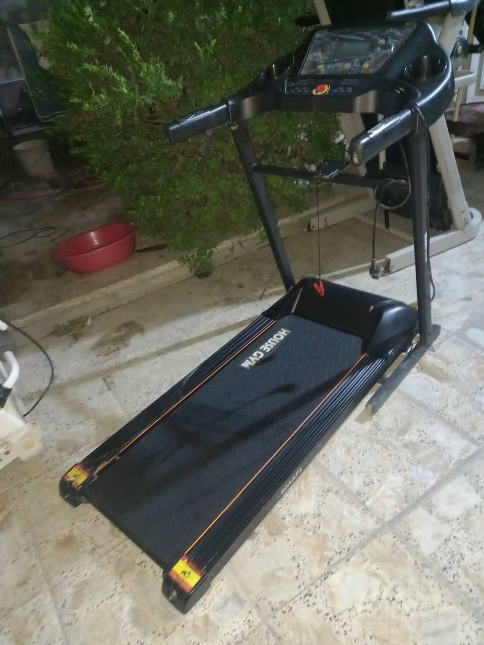 جهاز جري استخدام منزلي نضيف جدا وزن يتحمل ١٢٠كيلو سعره ١٧٥  بي حزام تكسير شحوم تدليك جسم كامل موصفات مبي ثري سماعات بلوتوث العنوان بغداد *********** .

