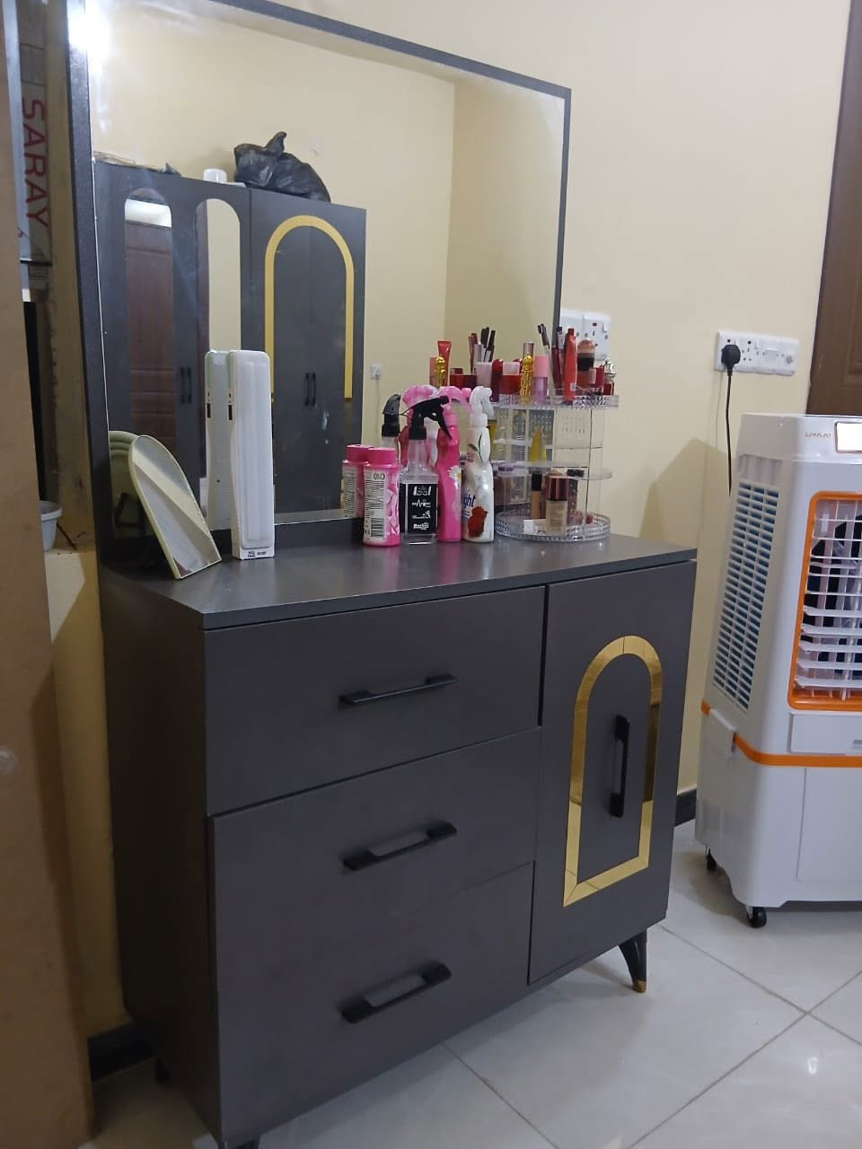 غرفه نوم تركي جديده ماخذيها قبل شهرين 600 وبيها مجال بسيط  مستعجل ع بيعها للاستفسار 
***********
