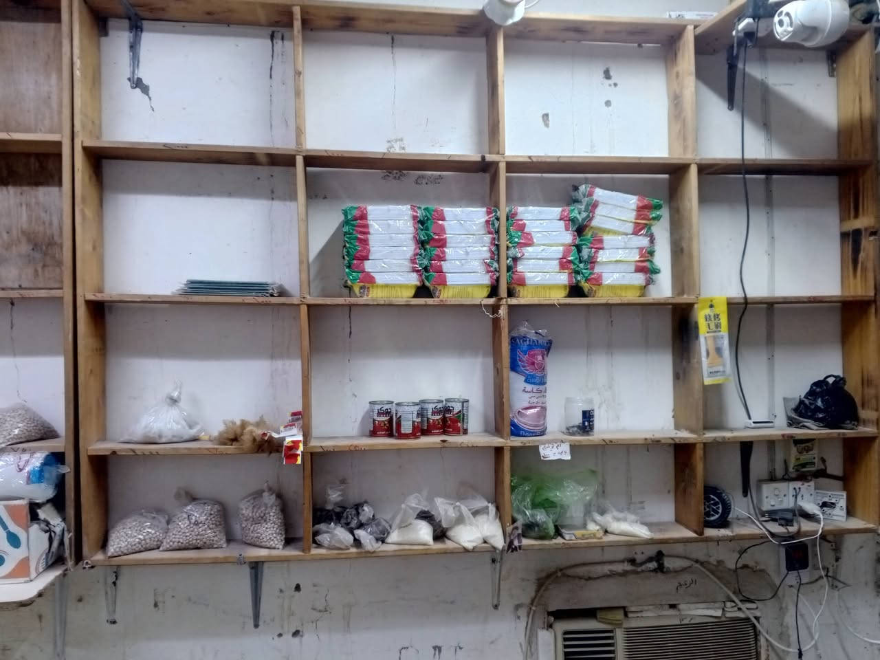 سلام عليكم رفوف للبيع عدد 2  سعر ثنينهن 150 وبيهن مجال ***********
