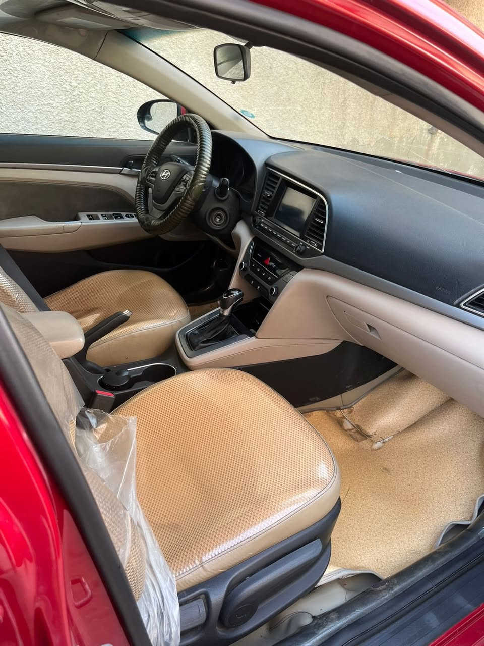 السلام عليكم
النترا 2017 وارد امريكي 

محرك 2000 

سياره خير من الله مكفوله حداديه ودواخل 

سونار مرفق بل منشور
125 

للاستفسار 

***********
