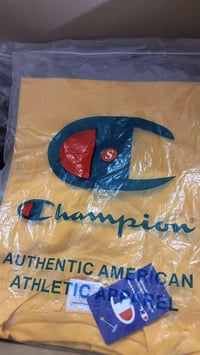 تيشيرت Champion • أصفر سمول ١ • أبيض لارج ٤