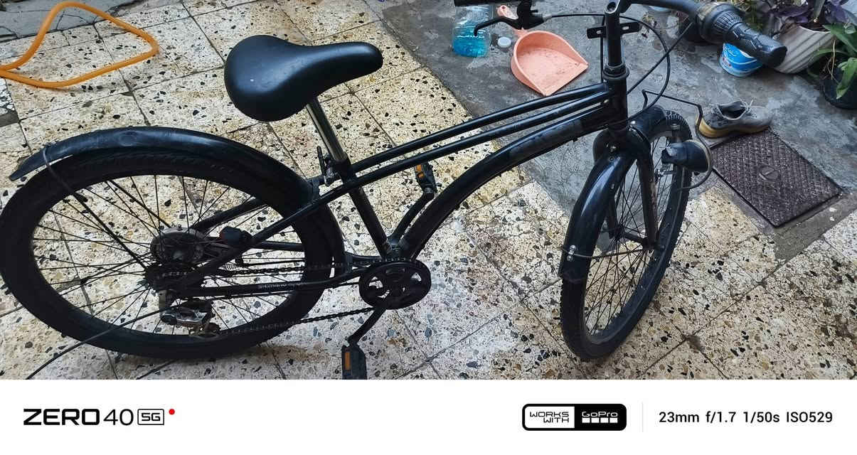 للبيع دراجة هوائية بحالة جيدة جداً

- لون أسود أنيق
- سرعات شيمانو
- واقيات طين أمامية وخلفية
- مصباح أمامي
- إطارات جيدة
- الدراجة جاهزة للاستخدام ولا تحتاج أي تصليح

مناسبة للمشاوير اليومية والرياضة والتنقل داخل المدينة.

السعر: 220,000 دينار قابل للتفاوض للجادين.

للاستفسار أو المعاينة يرجى التواصل على الخاص.
‏‪***********‬‏
