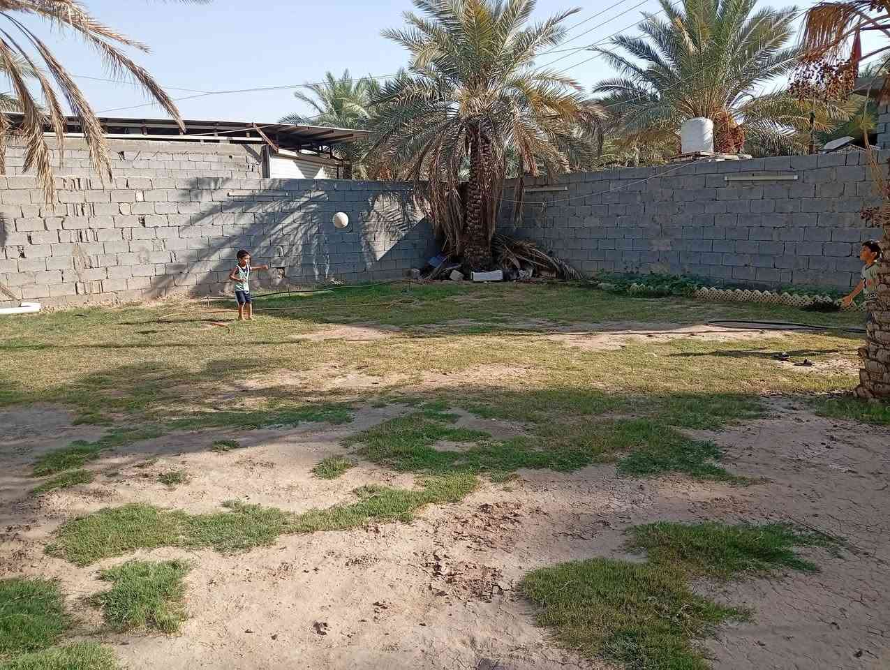 تحيه طيبه.. الدار للبيع. المساحه.400.متر. تحتوي على دار بمساحه.200متر. بناء حديث.. السقف عكاده.. خدمات كامله ماعدا التبليط...ماء مجاري كهرباء خط مولده.. مدارس واسواق قريبه.  جنس الأرض.117.. الدار ركن 

كربلاء المقدسة منطقة الشبانات..قرب حولي ابو مهدي المهندس . للاستفسار..***********
