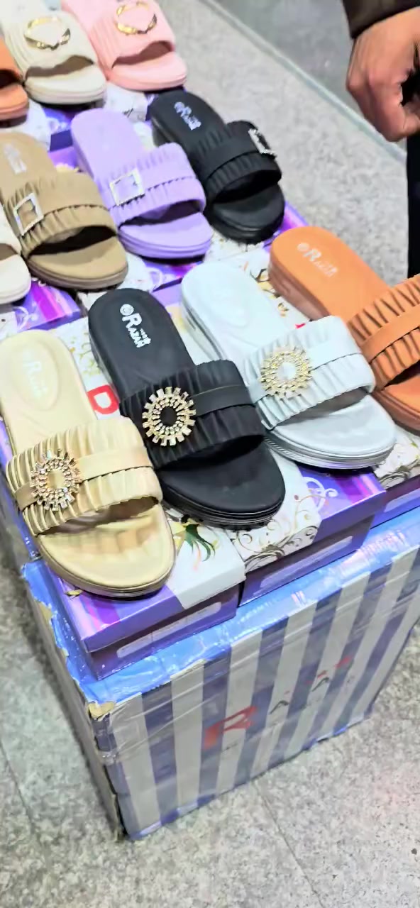 السلام عليكم تنزيلات محطم الأسعار الدراجي
وصول مديلات جديده شحاطات نسائي
سعر الدرزن 54
سعر القطعه 4 ونص
القياسات من37الى41 
عنوان شورجه رصافي
توصيل جميع المحافظات ٥ ألاف
اي استفسار مراسله واتساب ***********
