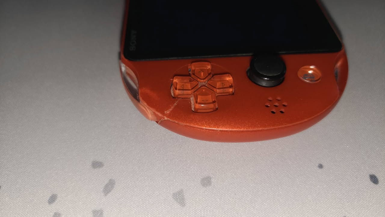 PS VITA 2000 slim
⭕ استيراد ياباني 

⭕اللون أحمر معدني metallic red نادر ومميز ✨ 

⭕الجهاز شغال وجميع وظائف الجهاز شغالة (اللمس، الكميرات ، الأزرار) بيه شخوط خفيفه بالبدي لكن ما مأثره على اللعب وبيه كسر بسيط جدا باليسار مثل ما موضح بالصور أيضا ما مأثر على اللعب. 

⭕الجهاز مهكر تهكير كامل ثابت enzo وبيه ألعاب قويه وبيه محاكيات تشغيل ألعاب psp , ps1 ، ☢️ متجر لتنزيل كل ألعاب ps Vita, psp, ps1, psm. ويحتوي على التطبيات والألعاب التالية جاهزة للعب : (موضحة بالصور) 

🟢  تجي وياه هدية 🎁 ادابتر sd2vita و SD 64g ، وكيبل شحن (كلهن مشتريهن على حسابي ) (مايجن وي الجهاز) 👍

🟢 السعر 220 ألف وبي مجال للشراي
 
🟢 عنواني النجف الأشرف 

 يتوفر توصيل لكل محافظات العراق 🇮🇶


**إذا كنت صاحب هذا الإعلان وتريد حذفه لأي سبب، رجاءا أرسل رسالة إلى الدعم الفني**